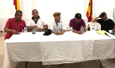 Los dirigentes dando a conocer su pronunciamiento.