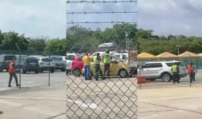 Momento en que la Policía y personal de seguridad atienden el llamado y rescatan a la bebé.