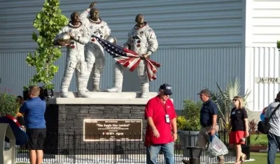 El monumento de los tres astronautas que llegaron a la Luna.