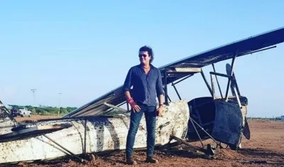 Carlos Vives posa con la avioneta de la confusión. 