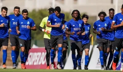 Luis Díaz entrena a la par del resto de sus compañeros. 