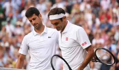 Novak Djokovic se saluda con Roger Federer tras la final de Wimbledon. 