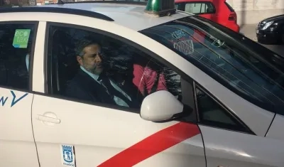 Daniel Angelici llega en un taxi al TAS. 