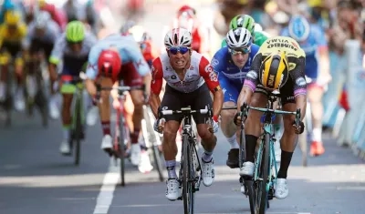 Caleb Ewan se impone en la llegada. 