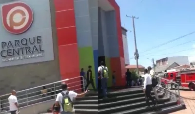 Máquinas del Cuerpo de Bomberos en el Parque Central