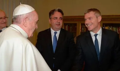 El Papa Francisco saluda a Matteo Bruni, nuevo portavoz del Vaticano.