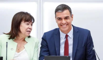 El presidente del Gobierno en funciones, Pedro Sánchez (c), junto a la presidenta del Partido Socialista, Cristina Narbona.