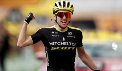 Simon Yates se impone en la meta. 