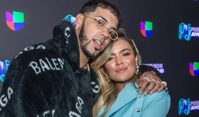 El cantante puertorriqueño Anuel AA (i) y la cantante colombiana Carol G posan en los Premios Juventud 2019, en las instalaciones.