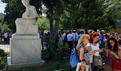 Los ciudadanos se reúnen en un área abierta después de un terremoto, en el centro de Atenas, Grecia.