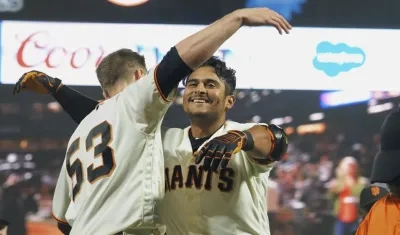 Donovan Solano festeja el batazo del gane. 