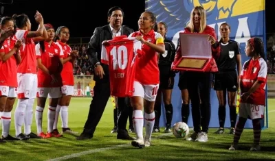 Leicy Santos e el homenaje de despedida de Santa Fe.