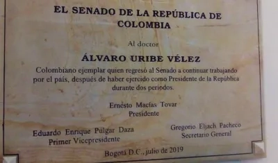 La placa de homenaje al senador Álvaro Uribe Vélez.