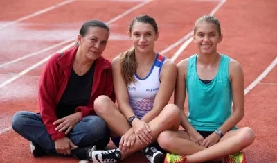  Andrea y Noelia Vargas, con su madre Dixiana Mena.