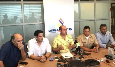 El Director de Cormagdalena, Pedro Pablo Jurado, con autoridades portuarias este sábado en Barranquilla.