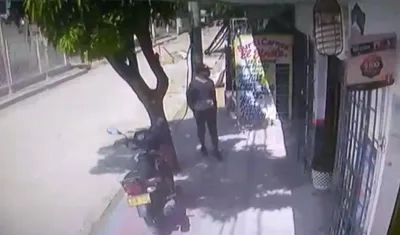 El ladrón quedó grabado al ingresar a la tienda y luego al salir corriendo.