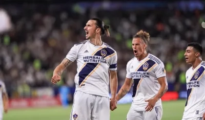 Zlatan Ibrahimovic celebra una de sus anotaciones. 