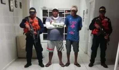 Los dos sujetos capturados en el operativo.