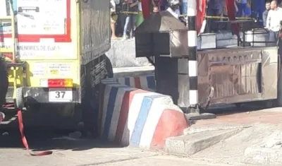 El hombre quedó aprisionado entre el camión y el muro.