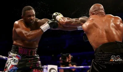 Momentos del combate entre Óscar Rivas y Dillion Whyte. 