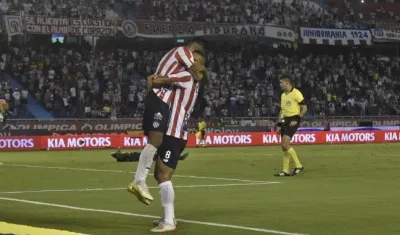 Luis González festeja con Freddy Hinestroza. 