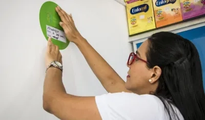 El sticker verde se entrega a las droguerías que cumplen con todo lo exigido en la normatividad vigente.