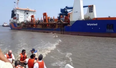 La draga Lelystad contratada por Cormagdalena.