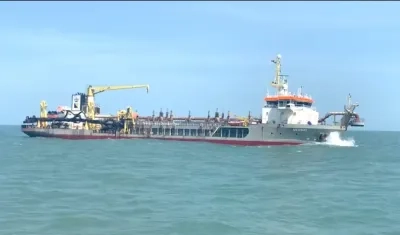 La draga 'Medway' permaneció fondeada en la zona próxima de Bocas de Ceniza.