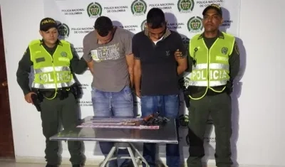 Los presuntos fleteros fueron perseguidos por motociclistas y capturados por la Policía.