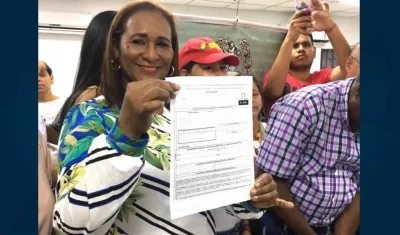 Beatriz Barraza Parra, tras inscribir su candidatura.