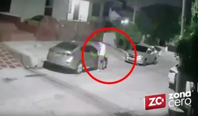 Robándose los retrovisores de los vehículos