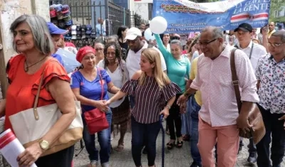 La candidata Elsa Noguera recorriendo el Centro de Barranquilla.