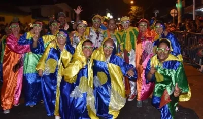 Integrantes de la comparsa Chiva Periodística.