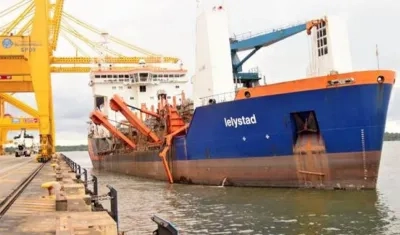 La draga 'Lelystad', durante su más reciente permanencia en el puerto de Barranquilla.