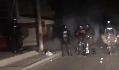 El Esmad intervino ante bloqueos y quema de llantas en Las Moras por la falta de energía.