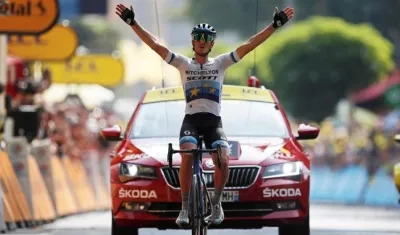 El italiano Matteo Trentin en la meta de la etapa 17.