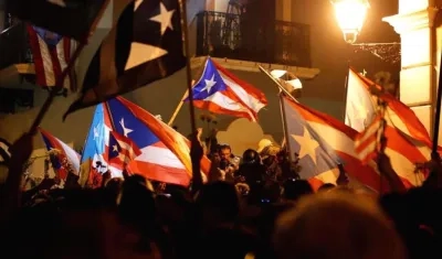 Ciudadanos de Puerto Rico celebrando la renuncia del Gobernador.