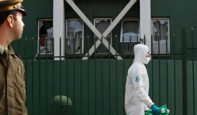 Personal de antiexplosivos revisa el lugar donde explotó un paquete bomba.