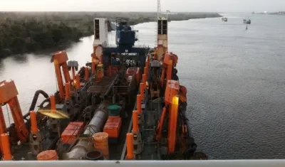 La draga Lelystad en el Puerto de Barranquilla.