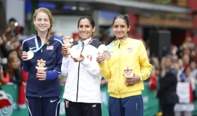 Angie Orejuela en el podium y mostrando su medalla de bronce