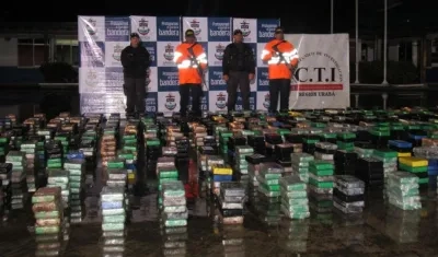 Droga incautada por la Armada Nacional.