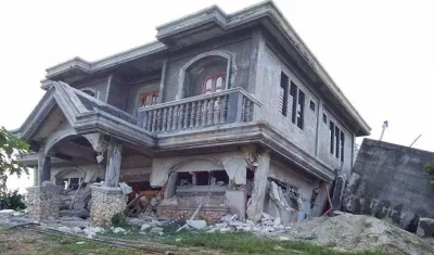 Casas e iglesias fueron afectadas por los temblores.