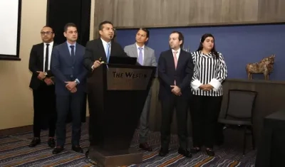 El Alcalde Augusto Ramírez Uhia, sustentando la postulación.