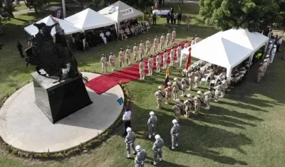 Homenaje a los héroes caídos del Ejército.