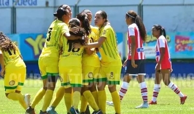 Jugadoras del Atlético Bucaramanga celebrando el primer gol.