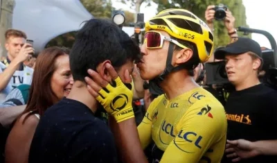El beso de Egan Bernal a su hermano menor.