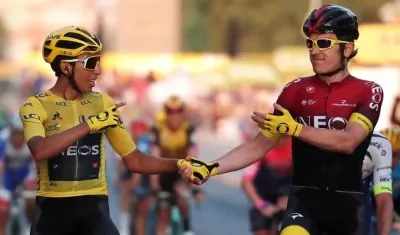 Egan Bernal y su compañero Geraint Thomas.