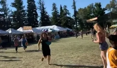 Personas huyen del lugar del tiroteo en California.