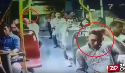 Los delincuentes en las posiciones en que se ubicaron en el bus.