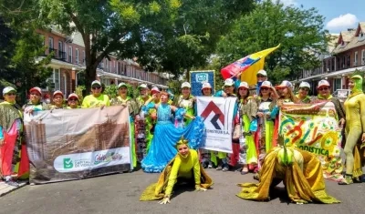 Comparsa 'La chiva periodística' en Desfile colombiano de New York.